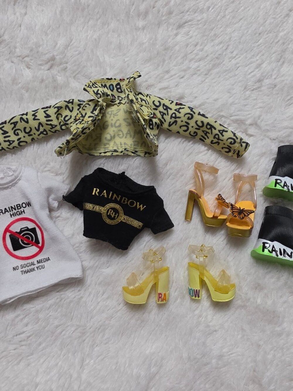 MGA Rainbow High Deluxe Fashion Closet Doll Outfit & Accessories Replacement Lot